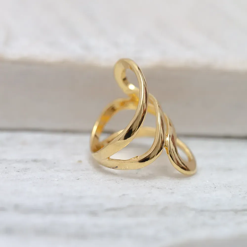 ANEL LISO VAZADO BANHO OURO 18K