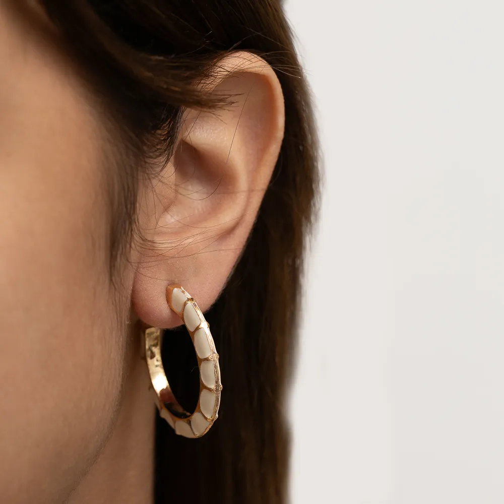 BRINCO ARGOLA ESMALTADA BRANCO BANHO OURO 18K