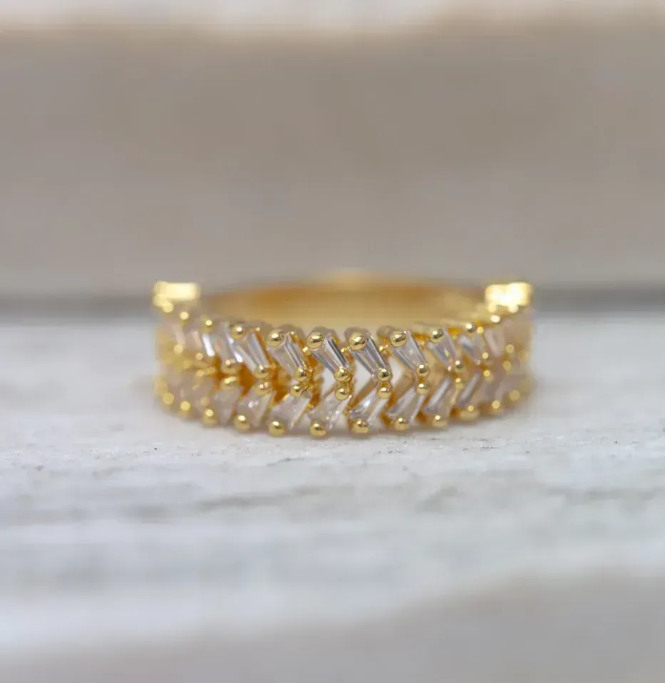 ANEL CRAVEJADO COM ZIRCÔNIAS NAVETE CRISTAIS BANHO OURO 18K