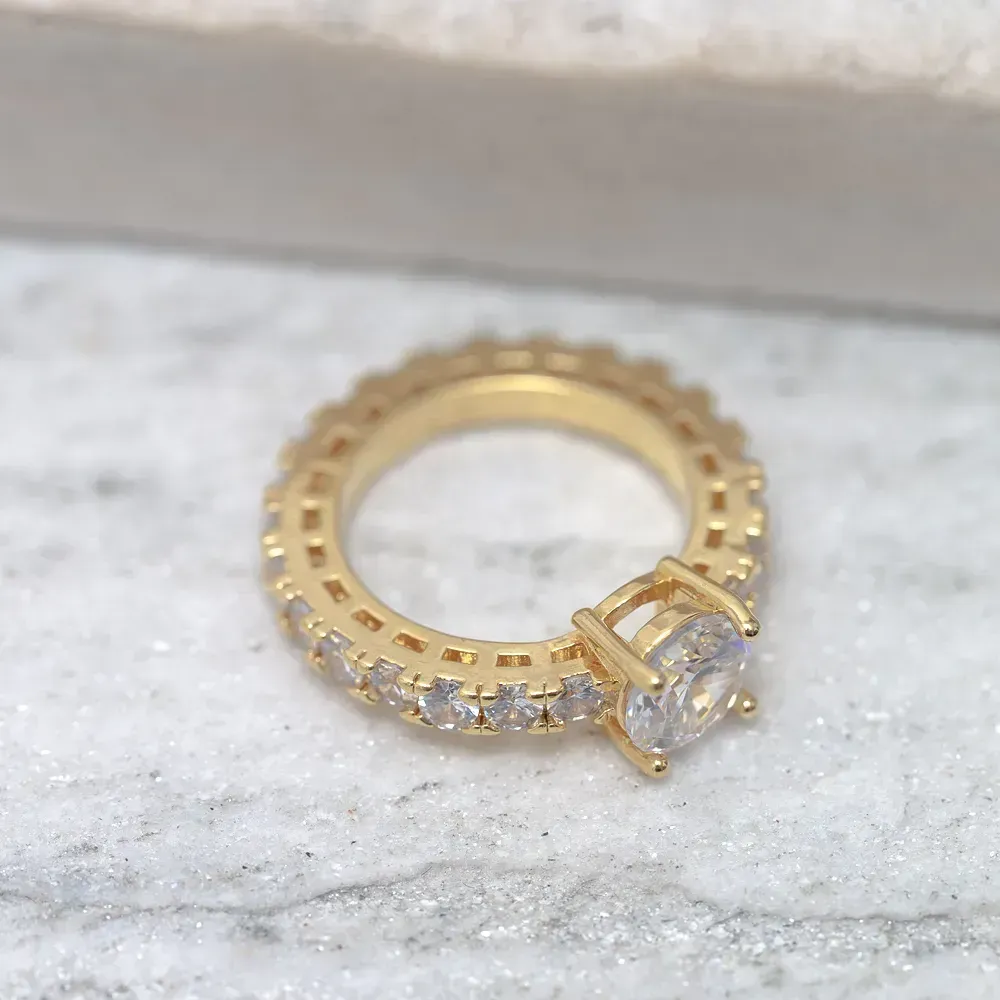 ANEL SOLITÁRIO CRAVEJADO COM ZIRCÔNIAS CRISTAIS BANHO OURO 18K