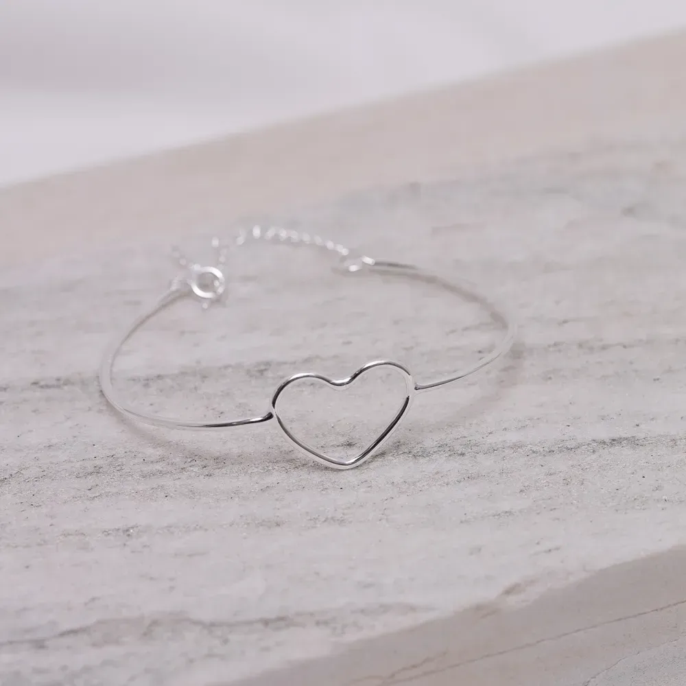 BRACELETE LISO COM CORAÇÃO GRANDE  BANHO PRATA
