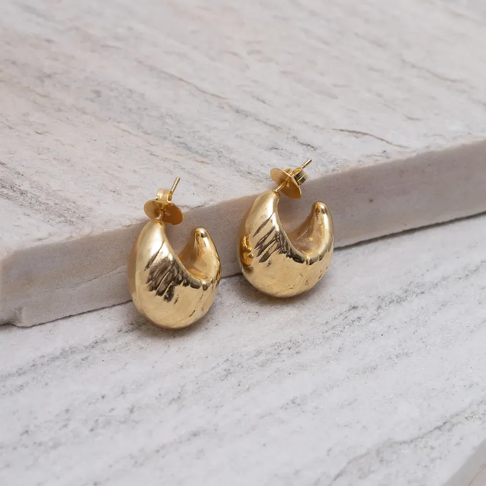 BRINCO ARGOLA ABAULADA TRABALHADA BANHO OURO 18K