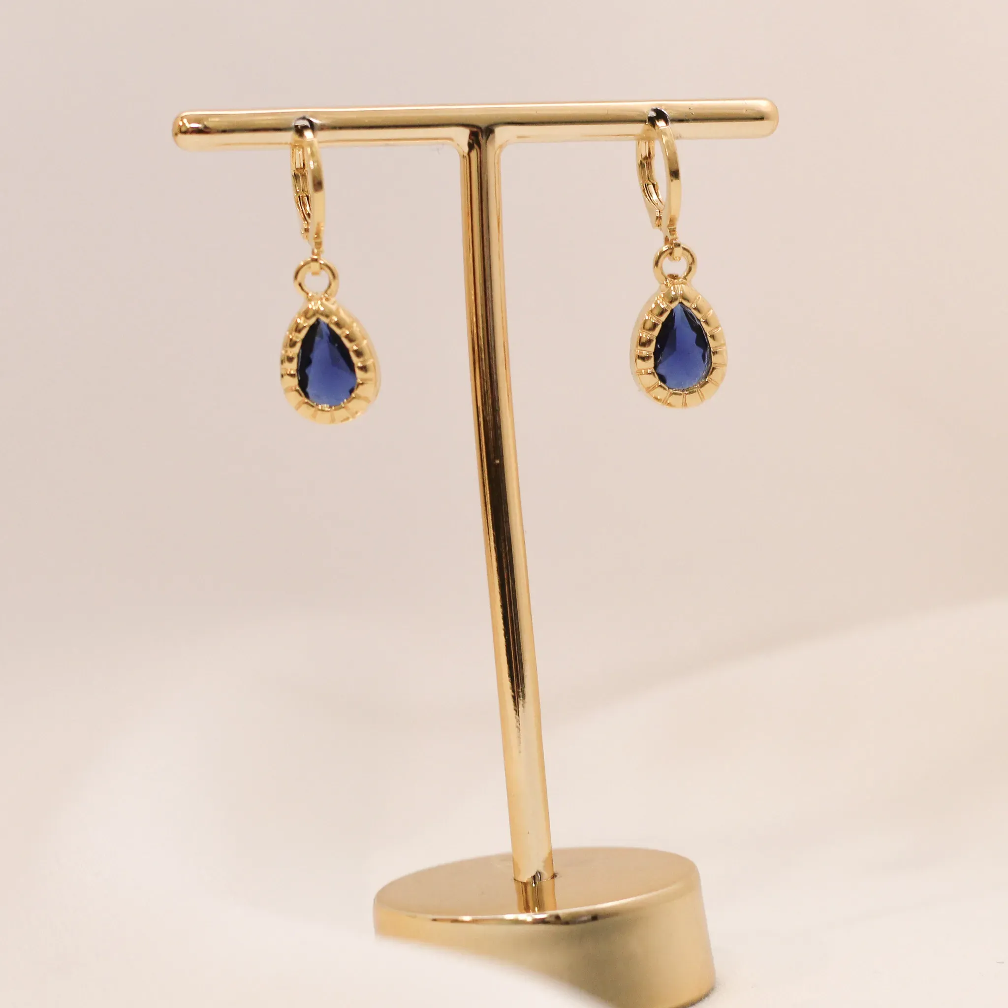 BRINCO ARGOLA COM PEDRA COLORIDA BANHO OURO 18K