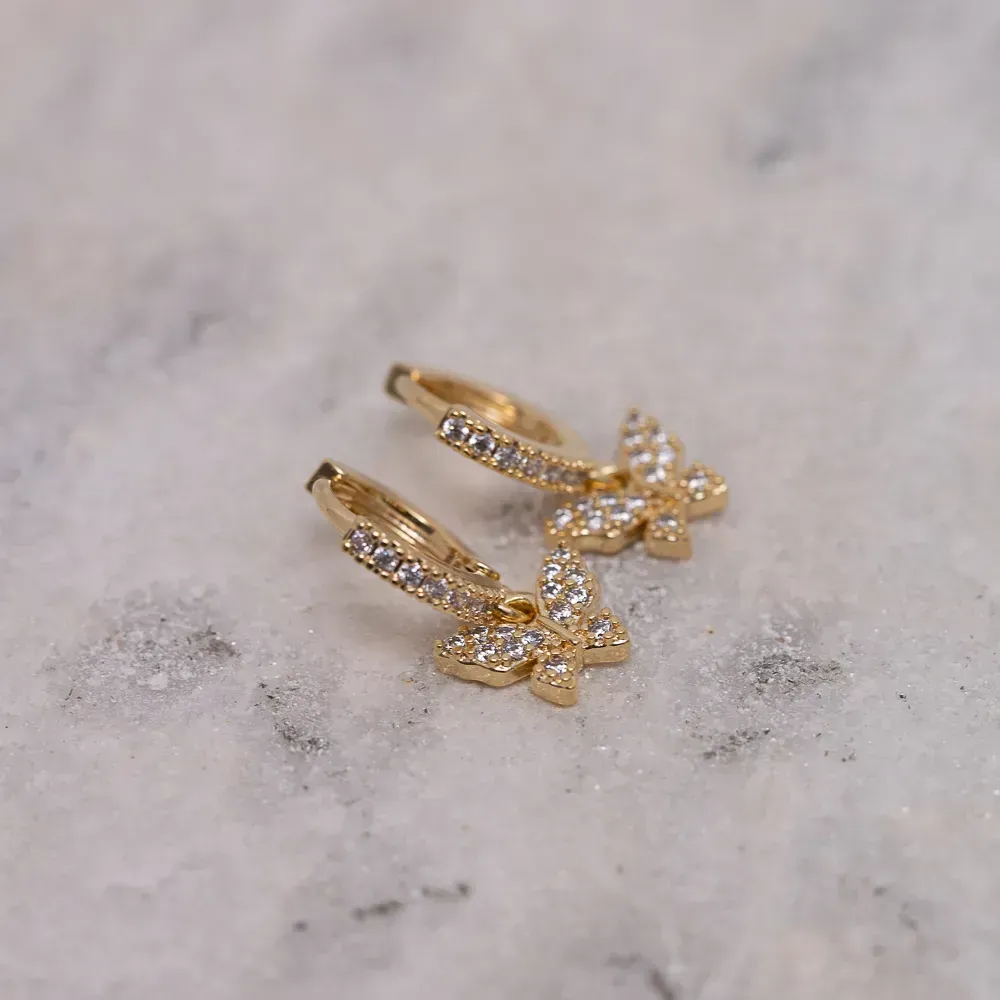 BRINCO ARGOLA PINGENTE BORBOLETA COM ZIRCÔNIAS CRISTAIS BANHO OURO 18K