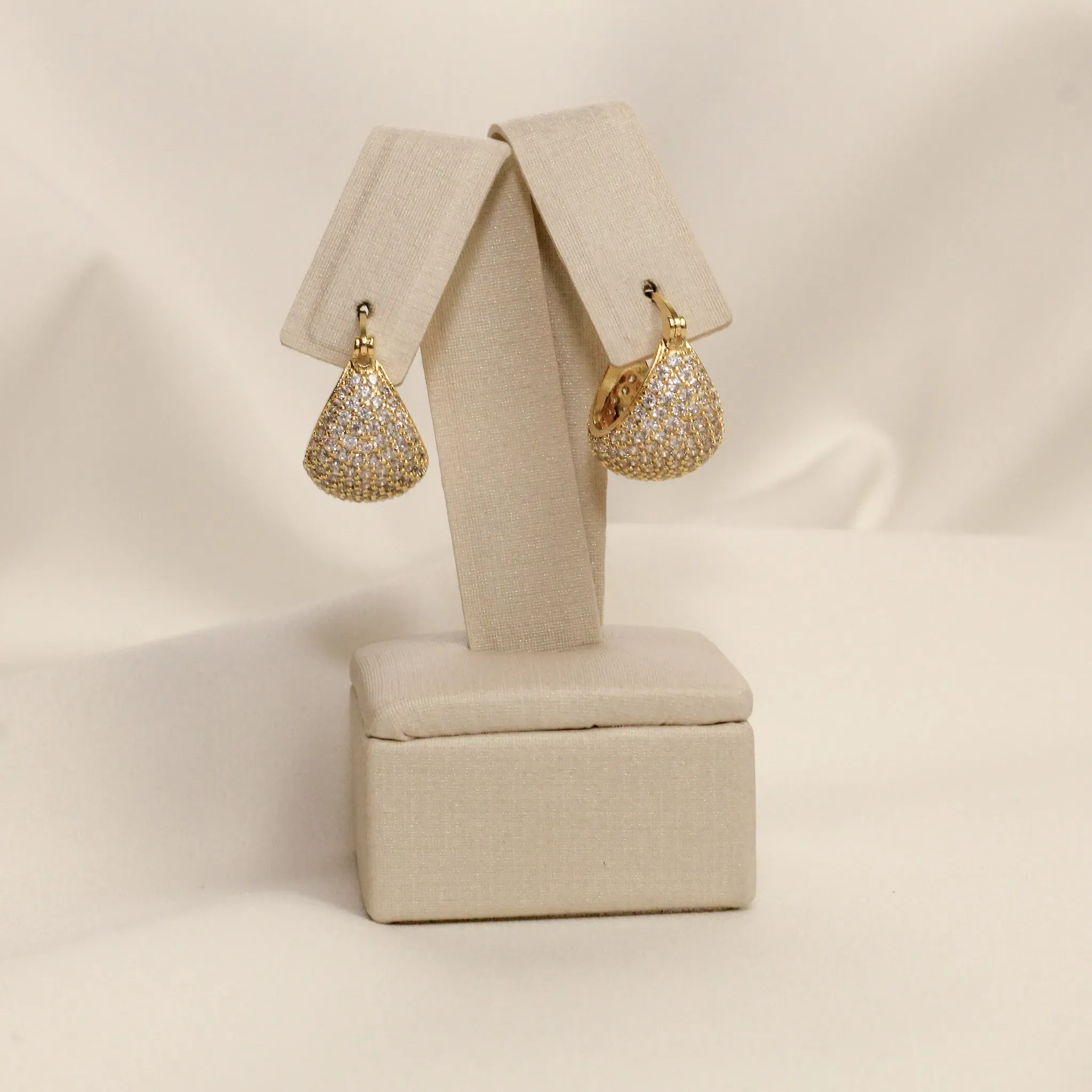 BRINCO ARGOLA CRAVEJADA COM ZIRCÔNIAS CRISTAIS BANHO OURO 18K