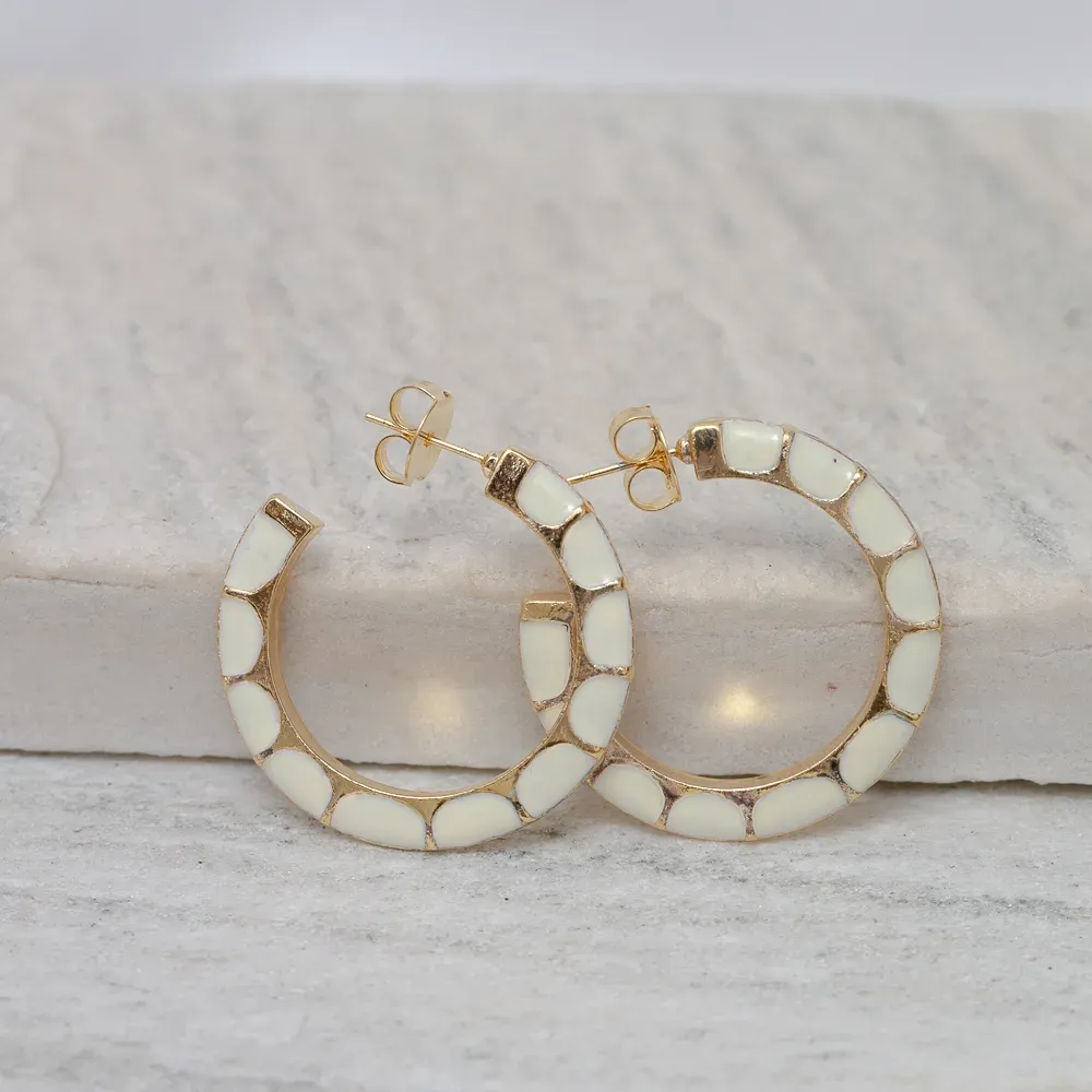BRINCO ARGOLA ESMALTADA BRANCO BANHO OURO 18K