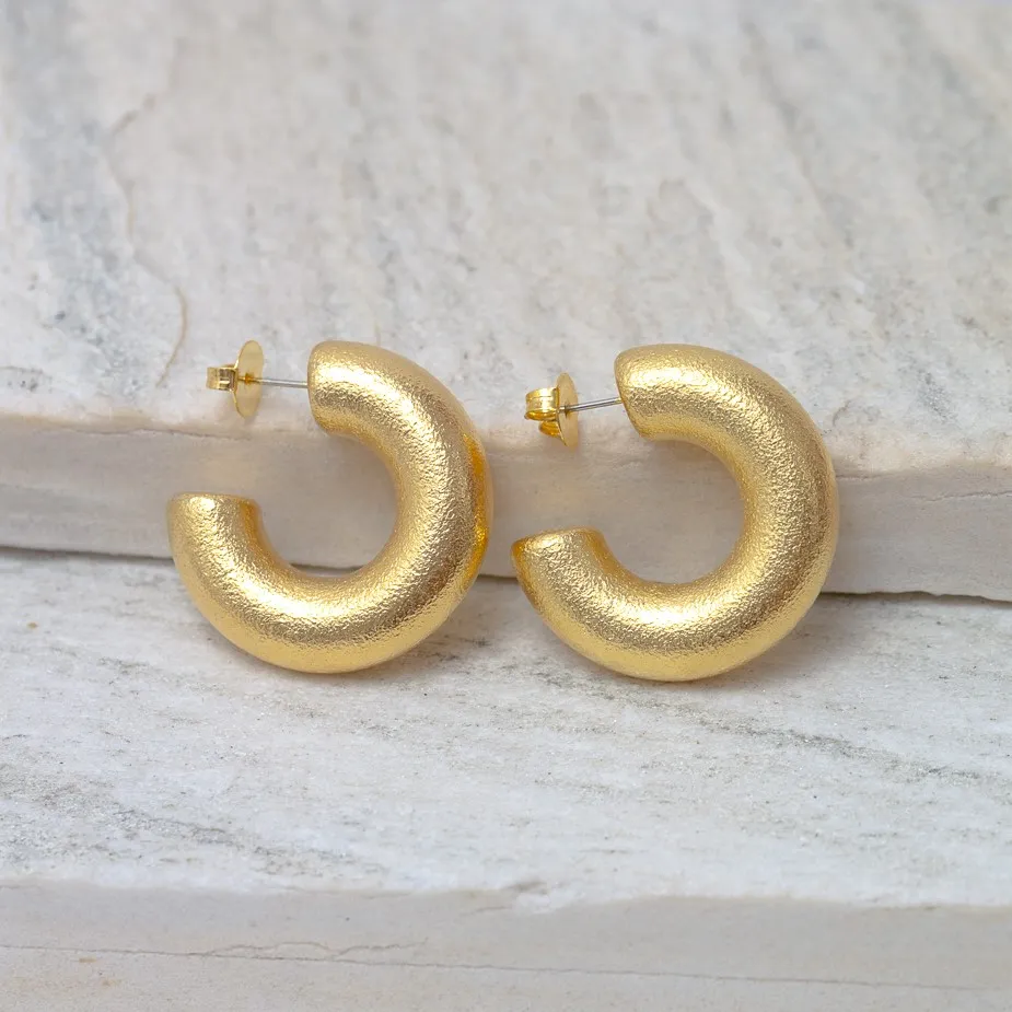 BRINCO ARGOLA FOSCA LARGA M BANHO OURO 18K