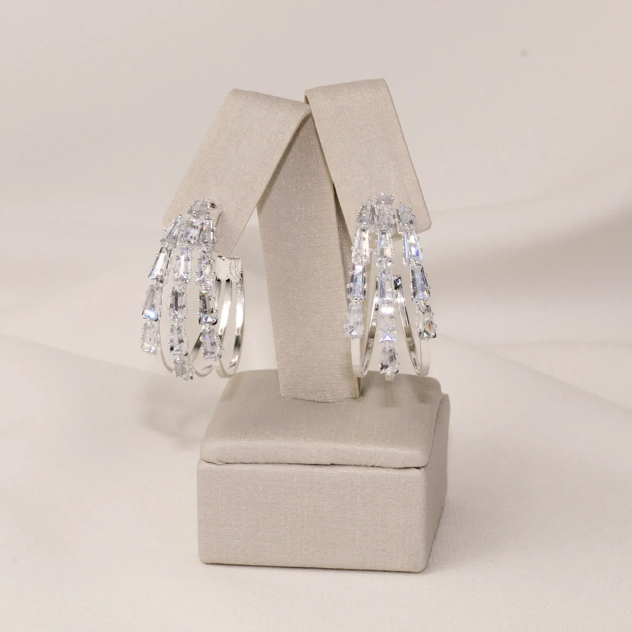 BRINCO ARGOLA GRANDE COM ZIRCÔNIAS CRISTAIS BANHO PRATA