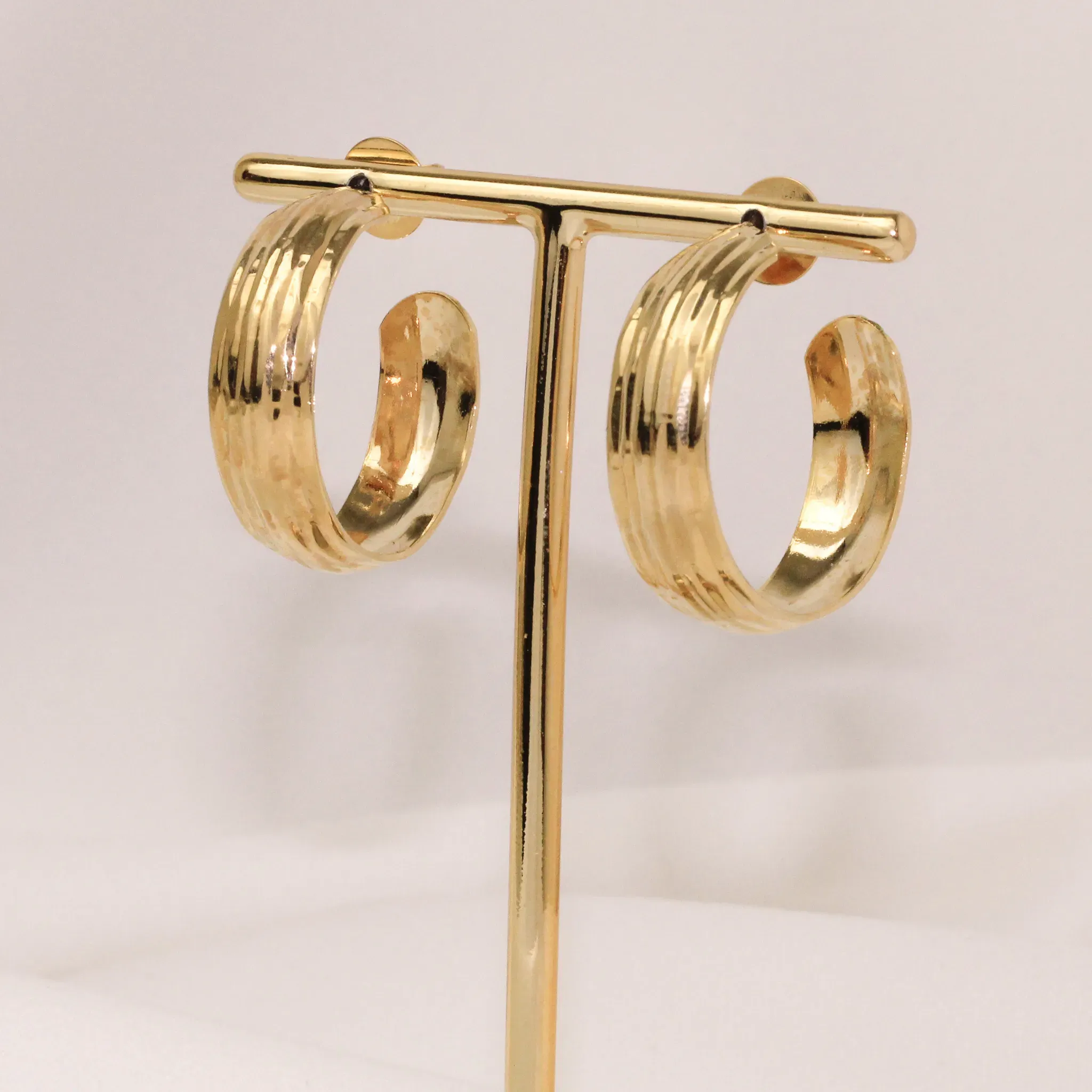 BRINCO ARGOLA LARGA TRABALHADA BANHO OURO 18K