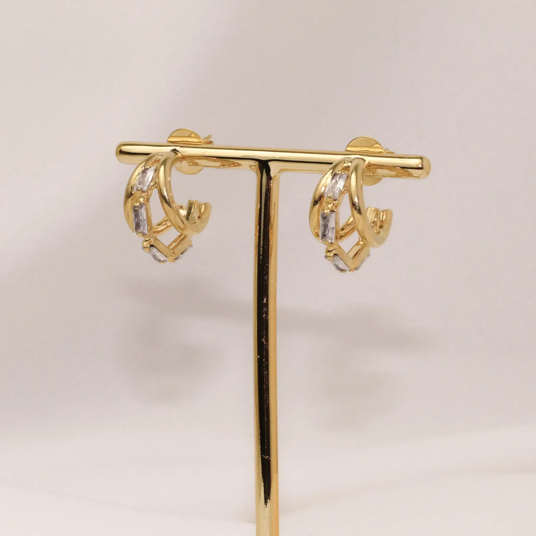 BRINCO ARGOLA M COM ZIRCÔNIA BANHO OURO 18K