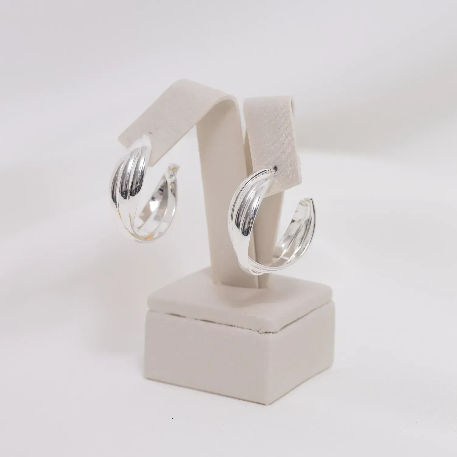 BRINCO ARGOLA TRIPLA TRANÇADA BANHO PRATA