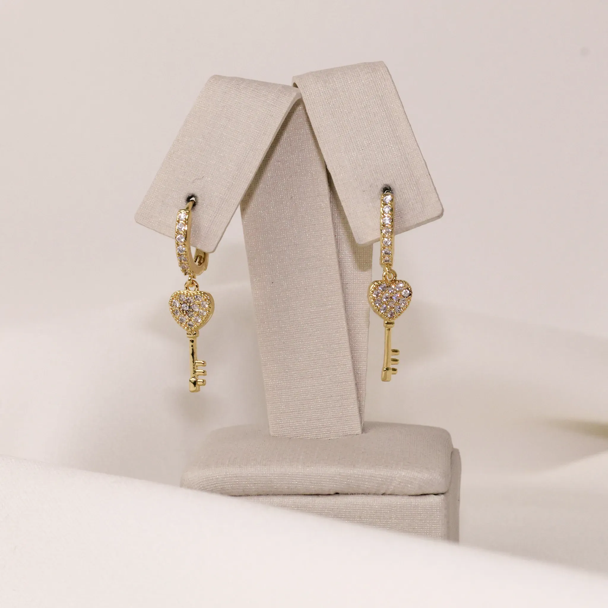 BRINCO ARGOLINHA PINGENTE CHAVE CRAVEJADO COM ZIRCÔNIAS BANHO OURO 18K