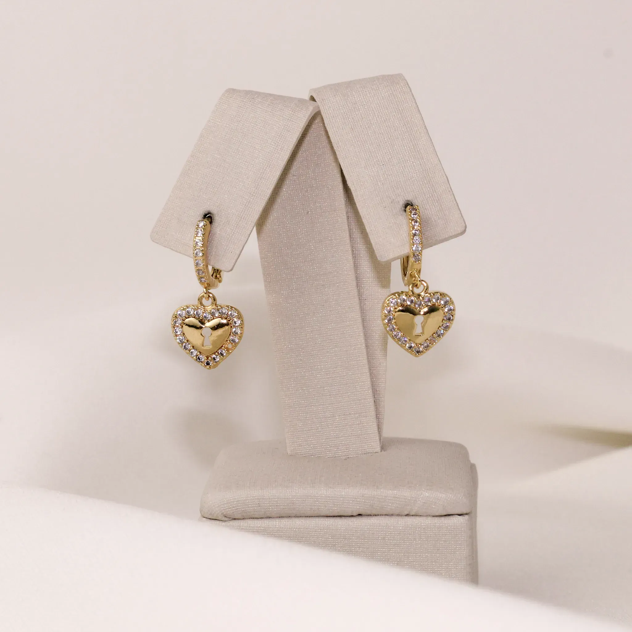 BRINCO ARGOLINHA PINGENTE CORAÇÃO CRAVEJADO COM ZIRCÔNIA BANHO OURO 18K