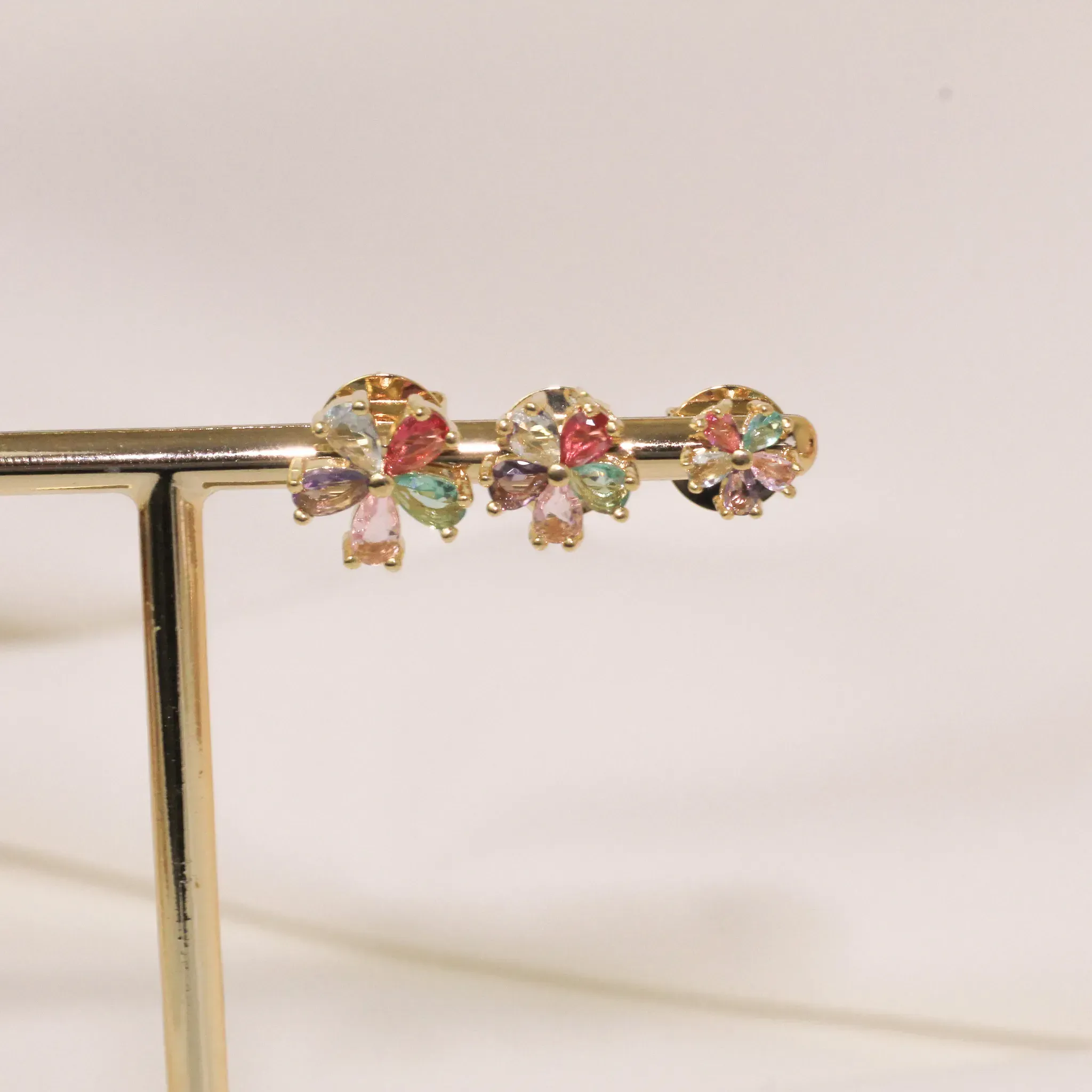 BRINCO FLOR COLORIDA TRIO M BANHO OURO 18K