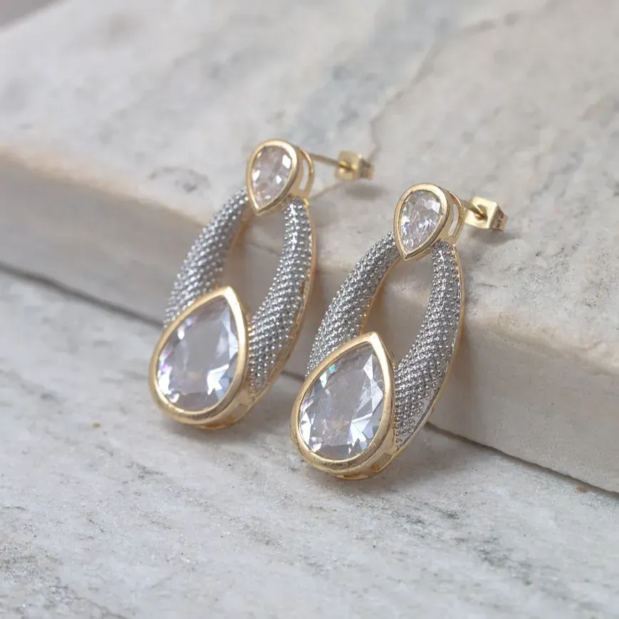 BRINCO GOTA CRAVEJADA COM ZIRCÔNIAS E PEDRAS CRISTAIS BANHO OURO 18K