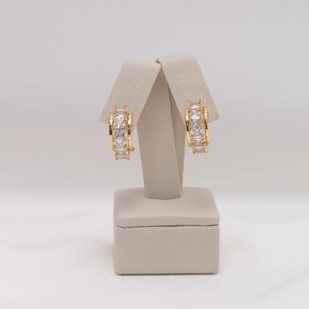 BRINCO MEIA ARGOLA COM ZIRCÔNIA CRISTAL BANHO OURO 18K