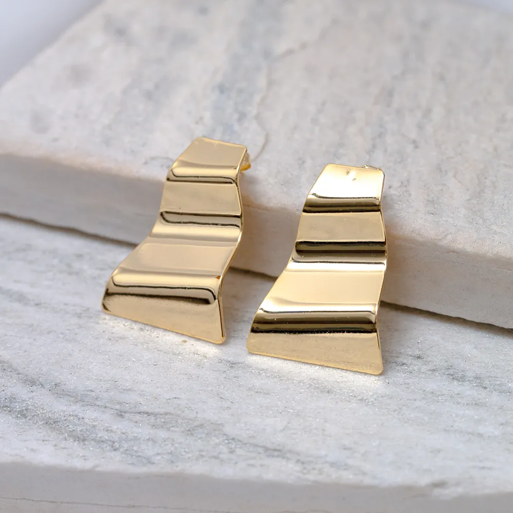 BRINCO VINTAGE ONDULADO BANHO OURO 18K