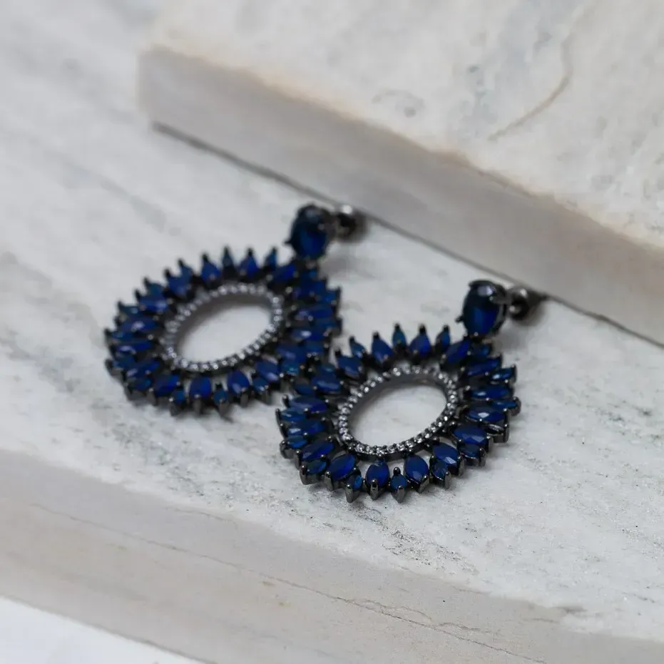 BRINCO ZIRCÔNIA LEITOSA AZUL ESCURO BANHO RÓDIO NEGRO