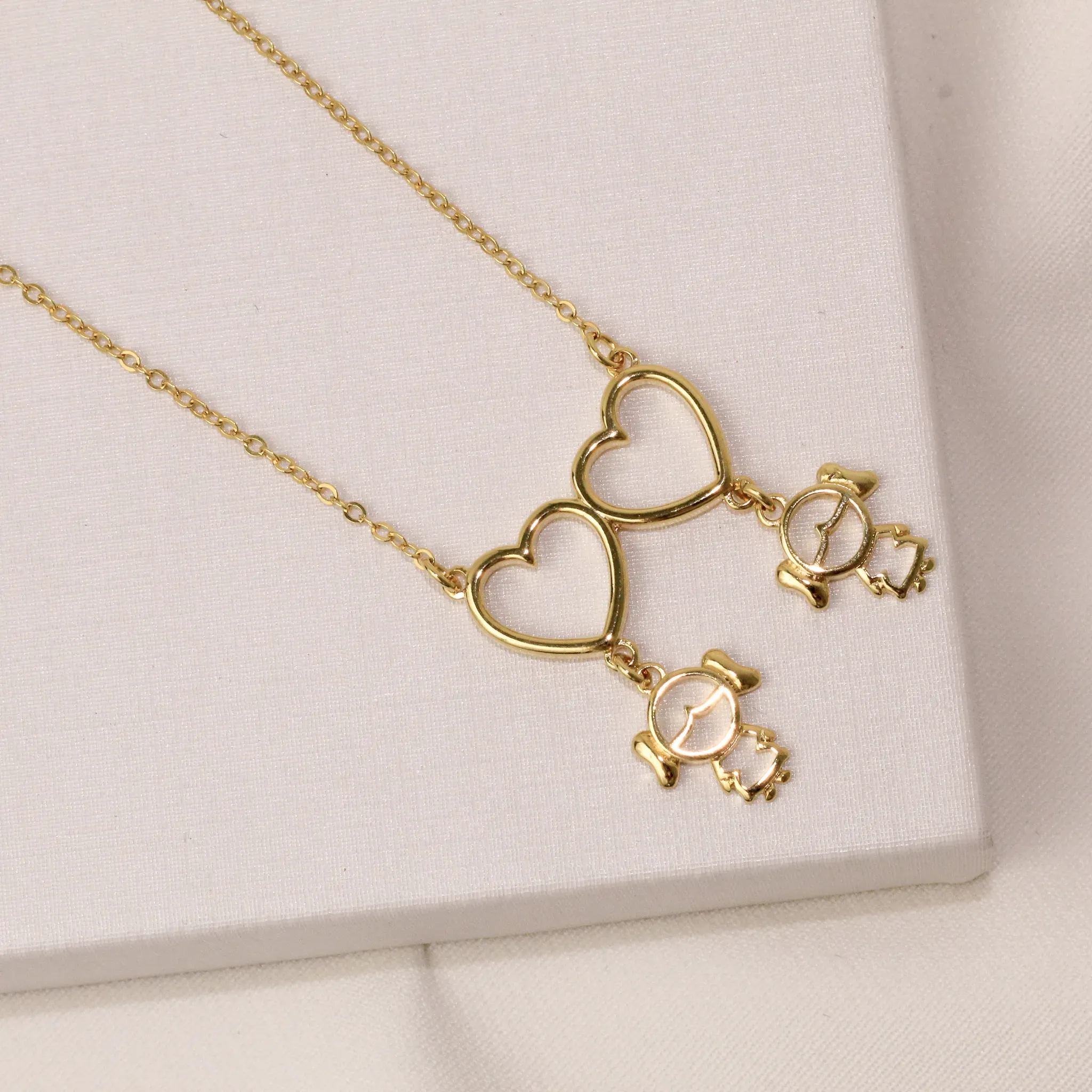 COLAR FILHOS DUAS MENINAS COM CORAÇÃO LISO BANHO OURO 18K