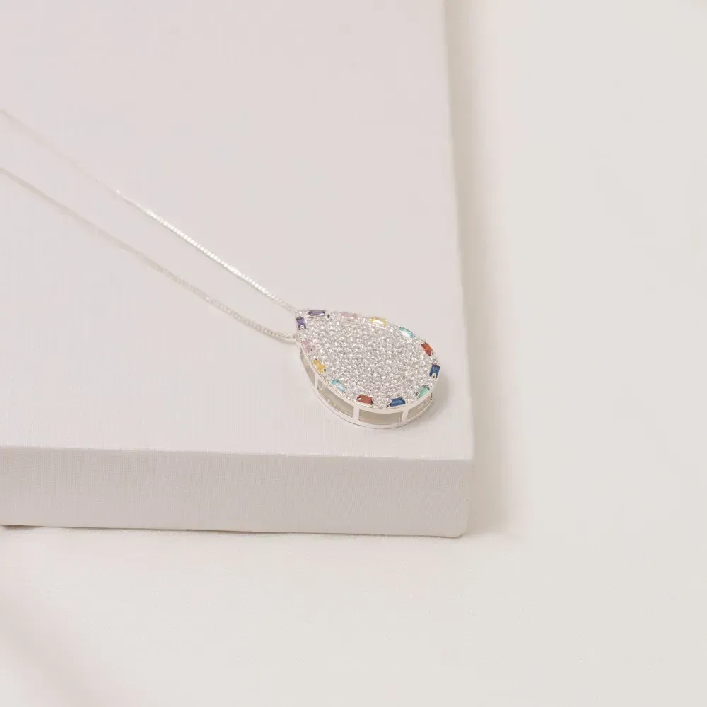 COLAR GOTA CRAVEJADA COM ZIRCÔNIAS CRISTAIS E COLORIDAS BANHO PRATA