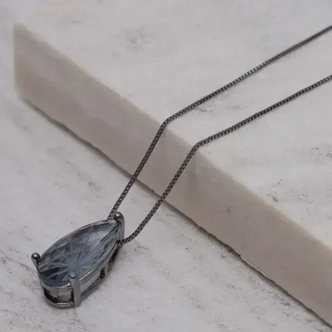 COLAR PINGENTE GOTA COM PEDRA FUMÊ BANHO RÓDIO NEGRO