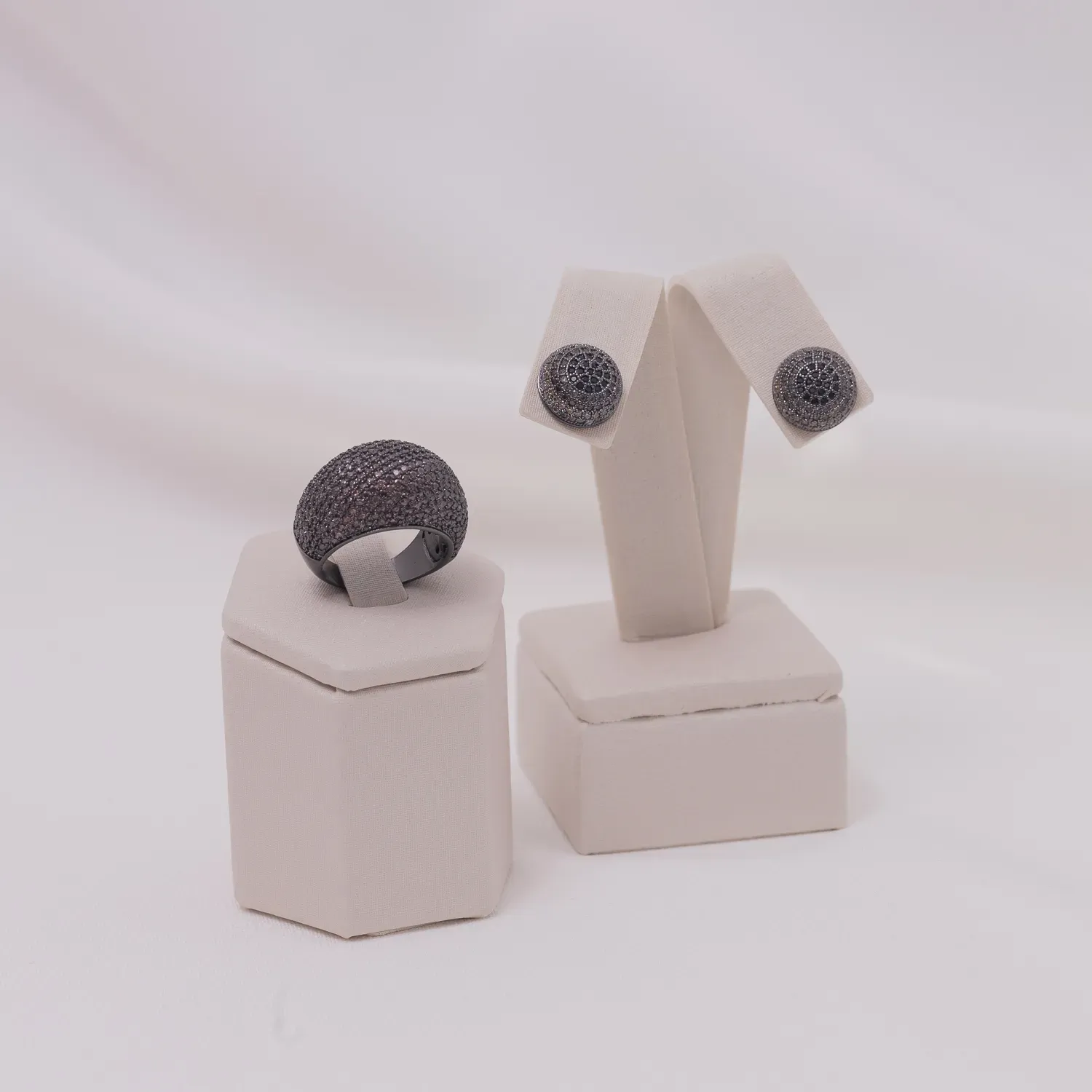 CONJUNTO BRINCO E ANEL CRAVEJADOS COM ZIRCÔNIAS BANHO RÓDIO NEGRO
