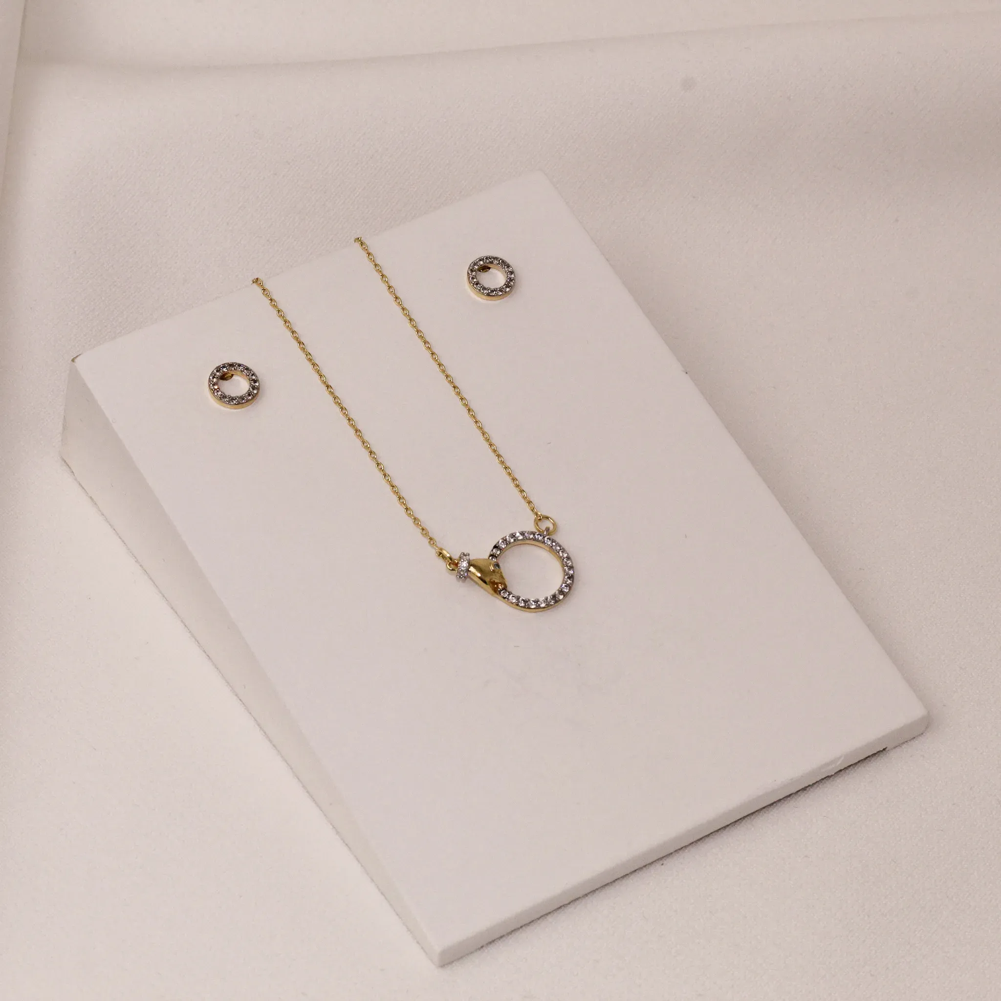 CONJUNTO CÍRCULO COM MÃOZINHA CRAVEJADO COM ZIRCÔNIAS BANHO OURO 18K