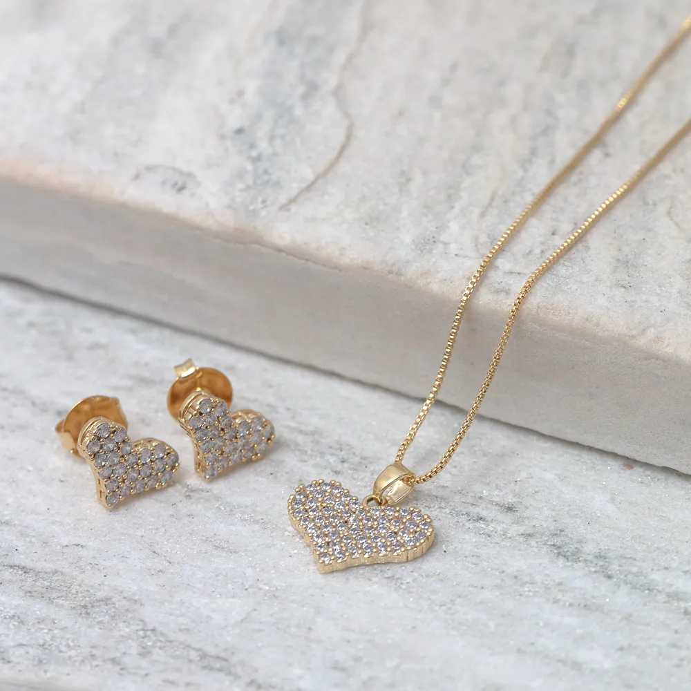 CONJUNTO CORAÇÃO CRAVEJADO COM ZIRCÔNIAS BANHO OURO 18K