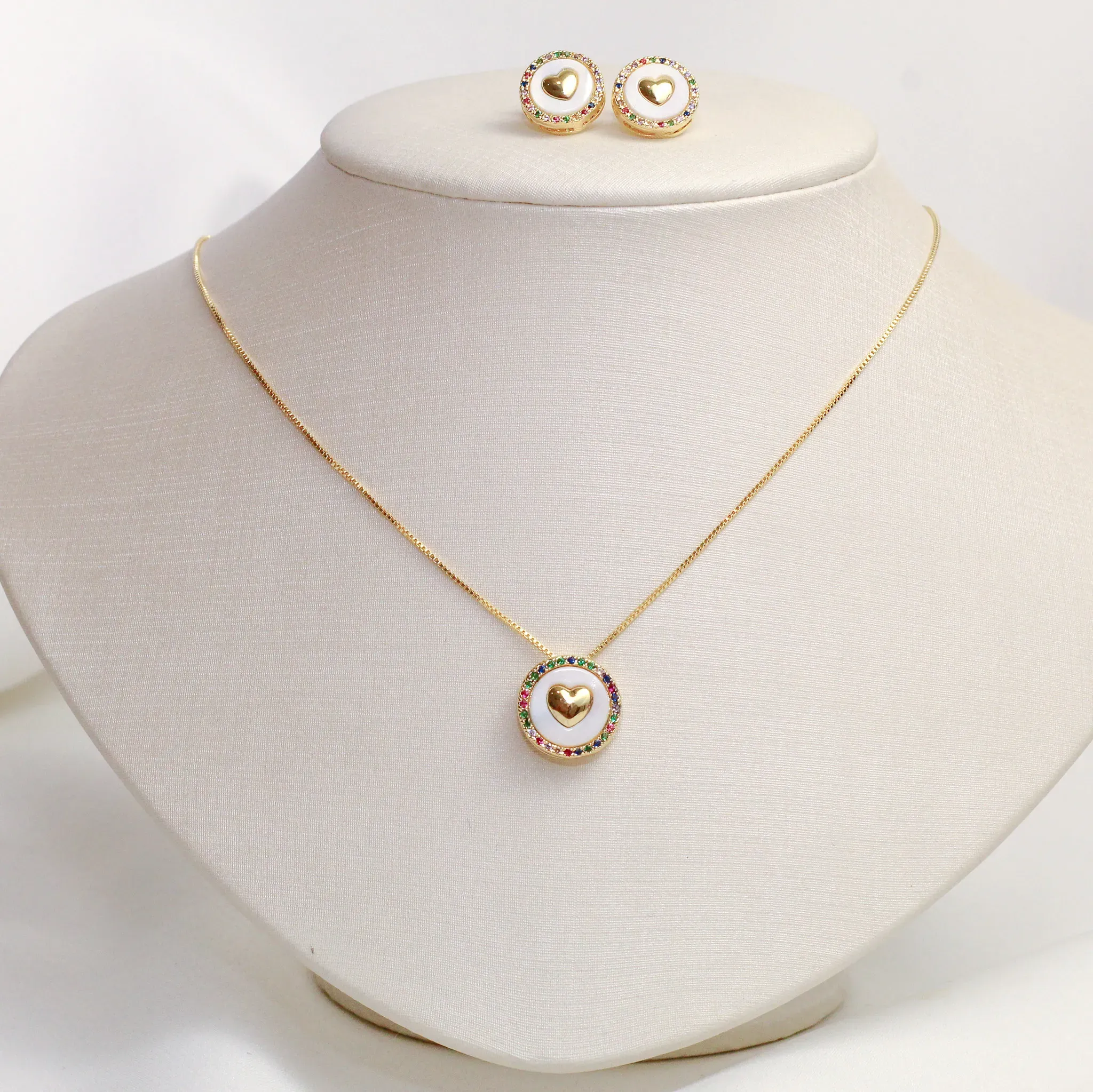 CONJUNTO CORAÇÃO MADE PÉROLA E ZIRCÔNIAS COLORIDAS BANHO OURO 18K