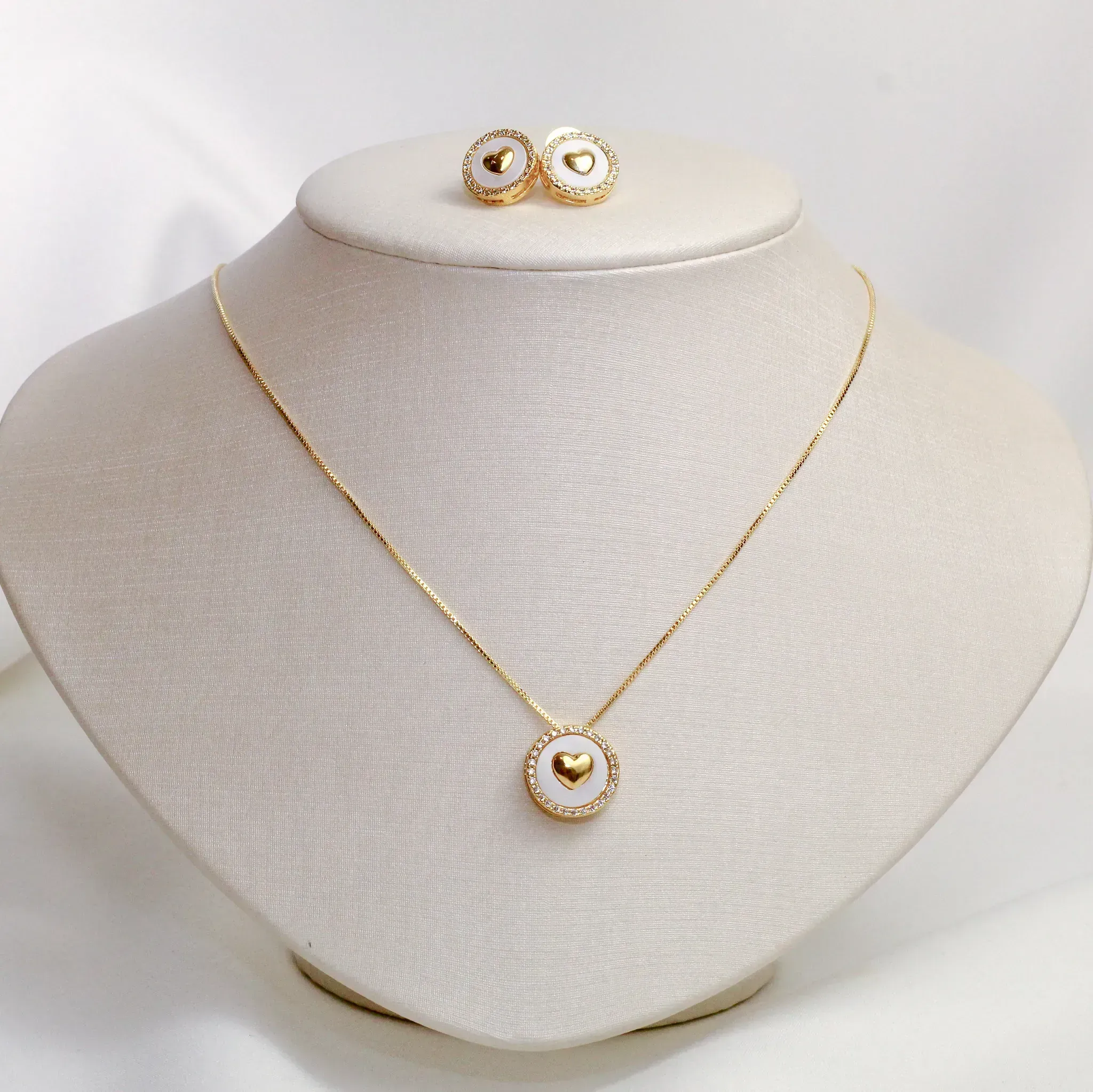 CONJUNTO CORAÇÃO MADRE PÉROLA E ZIRCÔNIAS CRISTAS BANHO OURO 18K