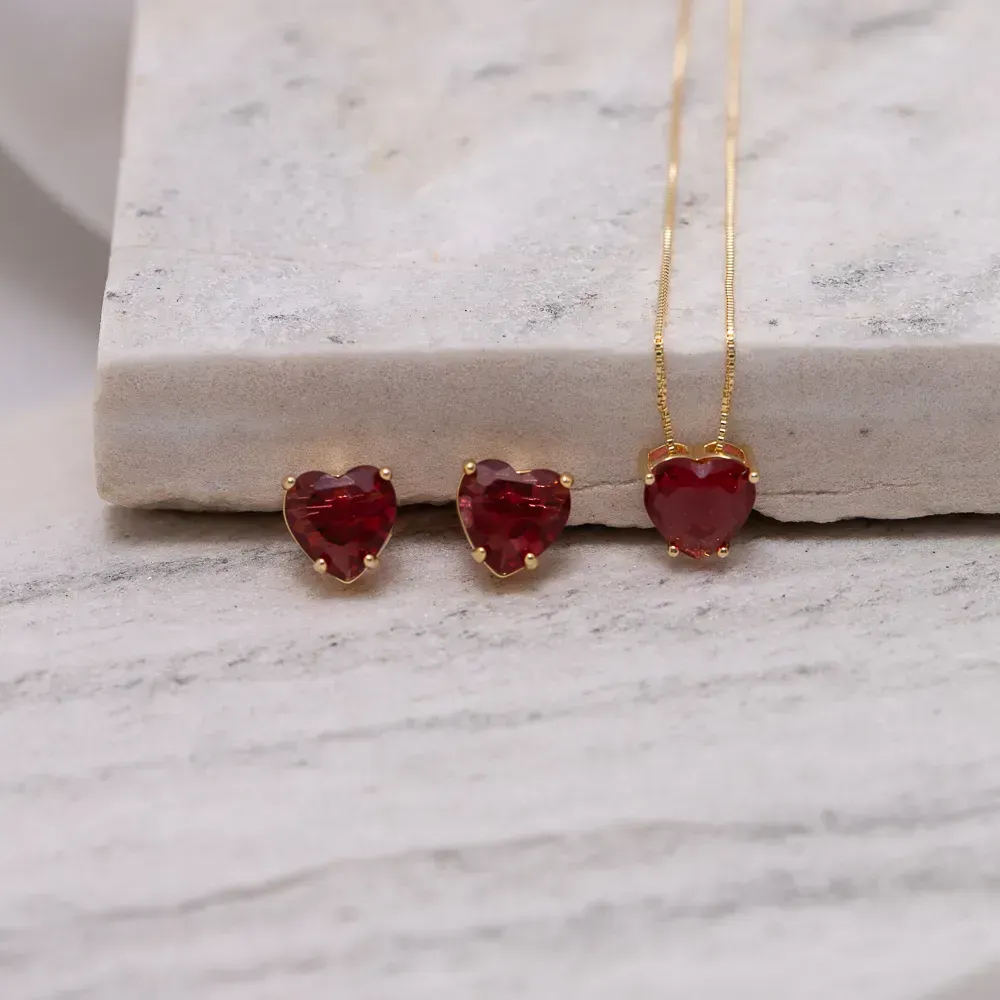 CONJUNTO CORAÇÃO PONTO DE LUZ COM PEDRA VERMELHO RUBI BANHO OURO 18K