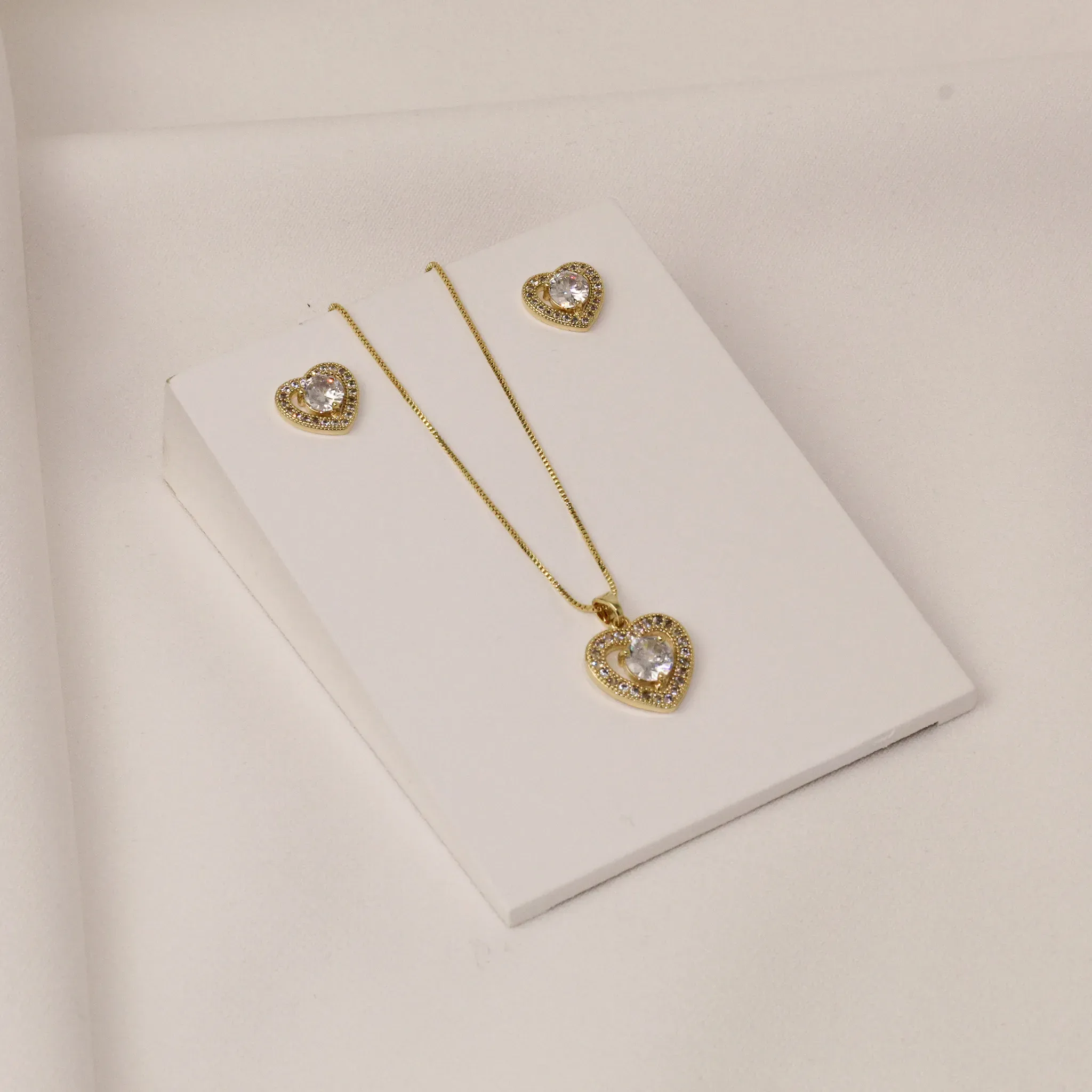 CONJUNTO CORAÇÃO CRAVEJADO COM ZIRCÔNIAS BANHO OURO 18K