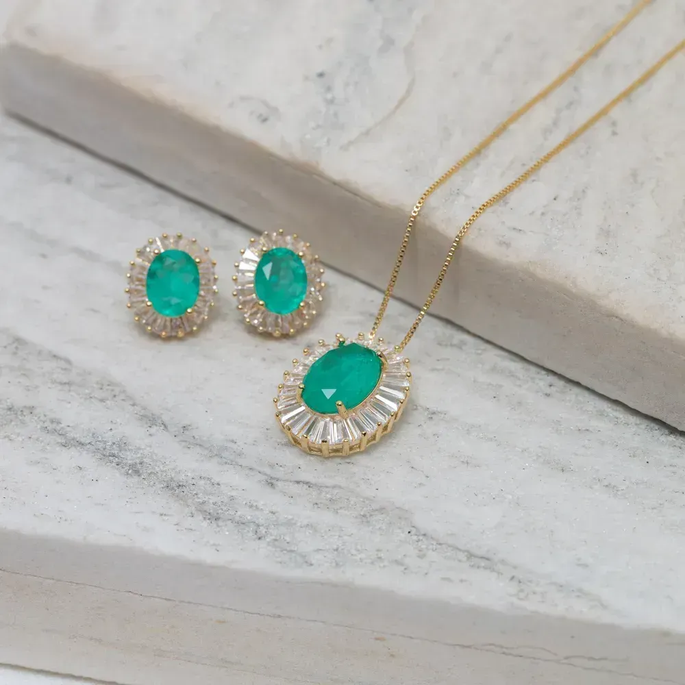 CONJUNTO FLOR CRAVEJADA COM ZIRCÔNIAS E PEDRA VERDE TIFFANY BANHO OURO 18K