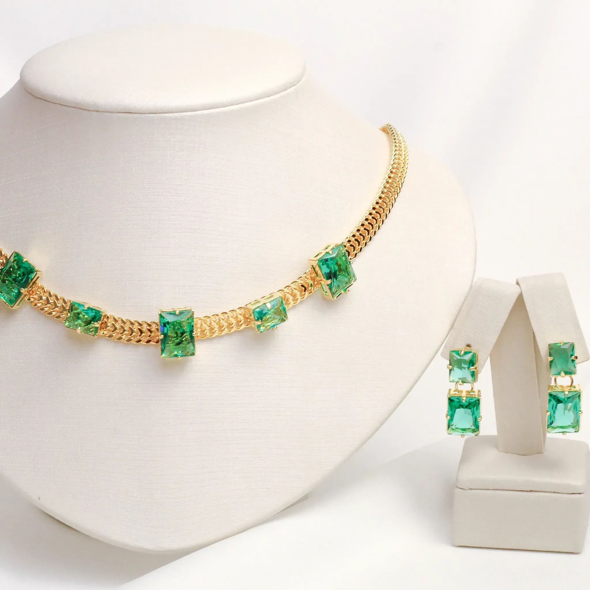 CONJUNTO CORRENTE LACRAIA COM PEDRAS VERDE ESMERALDA BANHO OURO 18K