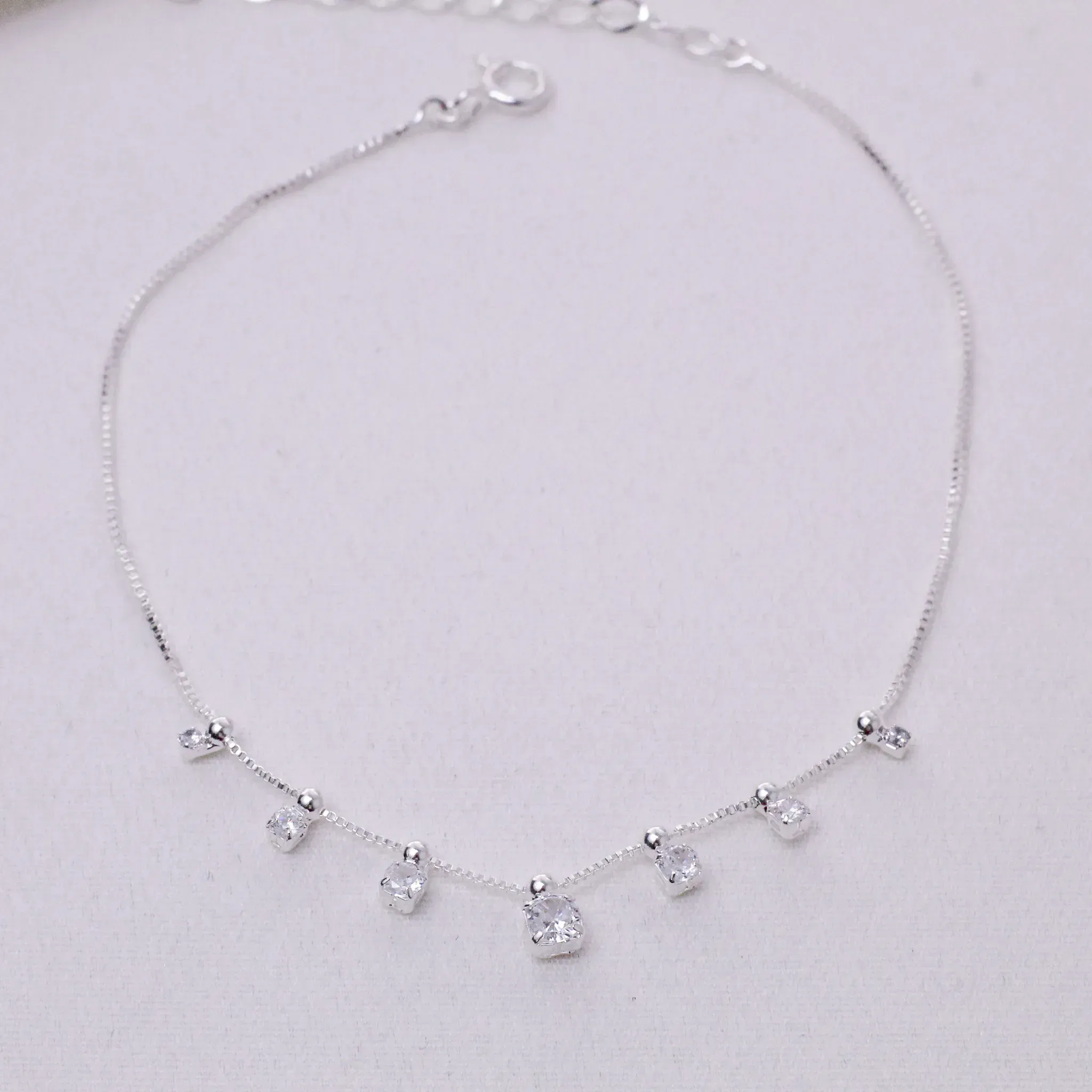 TORNOZELEIRA COM ZIRCÔNIAS QUADRADAS CRISTAL BANHO PRATA