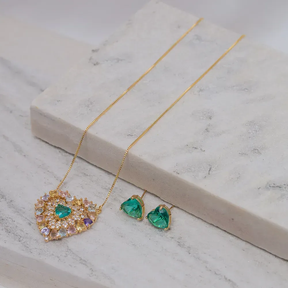 CONJUNTO CORAÇÃO CRAVEJADO COM ZIRCÔNIAS COLORIDAS BANHO OURO 18K