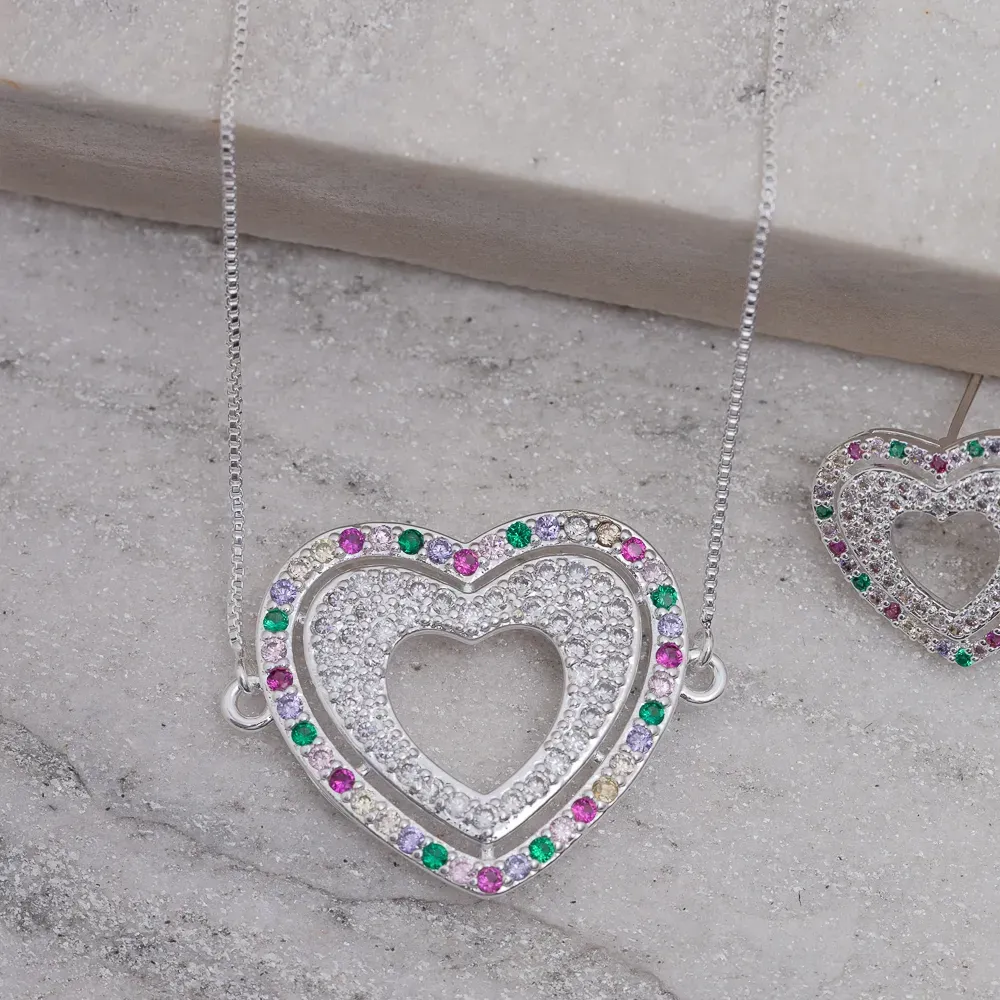 CONJUNTO CORAÇÃO COM ZIRCÔNIAS CRISTAIS E COLORIDAS BANHO PRATA