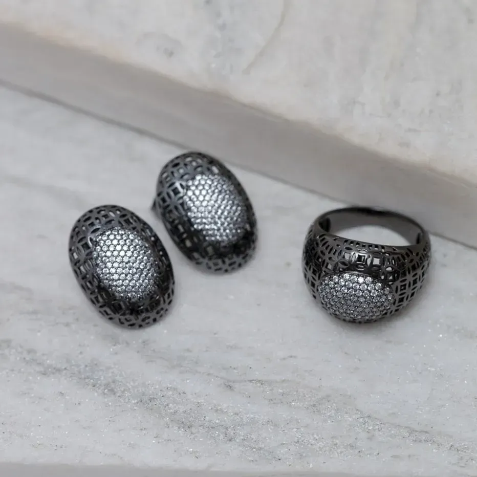 CONJUNTO ANEL E BRINCO CRAVEJADO COM ZIRCÔNIAS RÓDIO BRANCO BANHO RÓDIO NEGRO