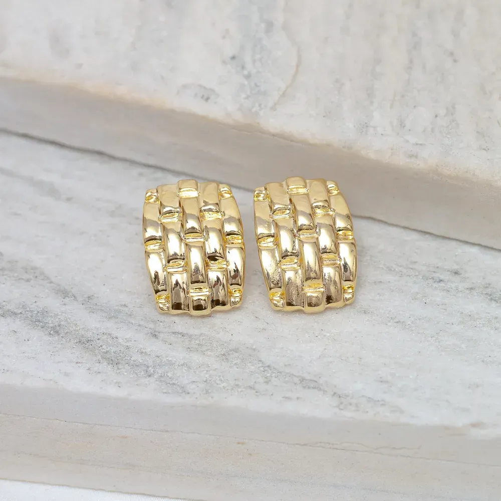 BRINCO RETANGULAR TRABALHADO BANHO OURO 18K
