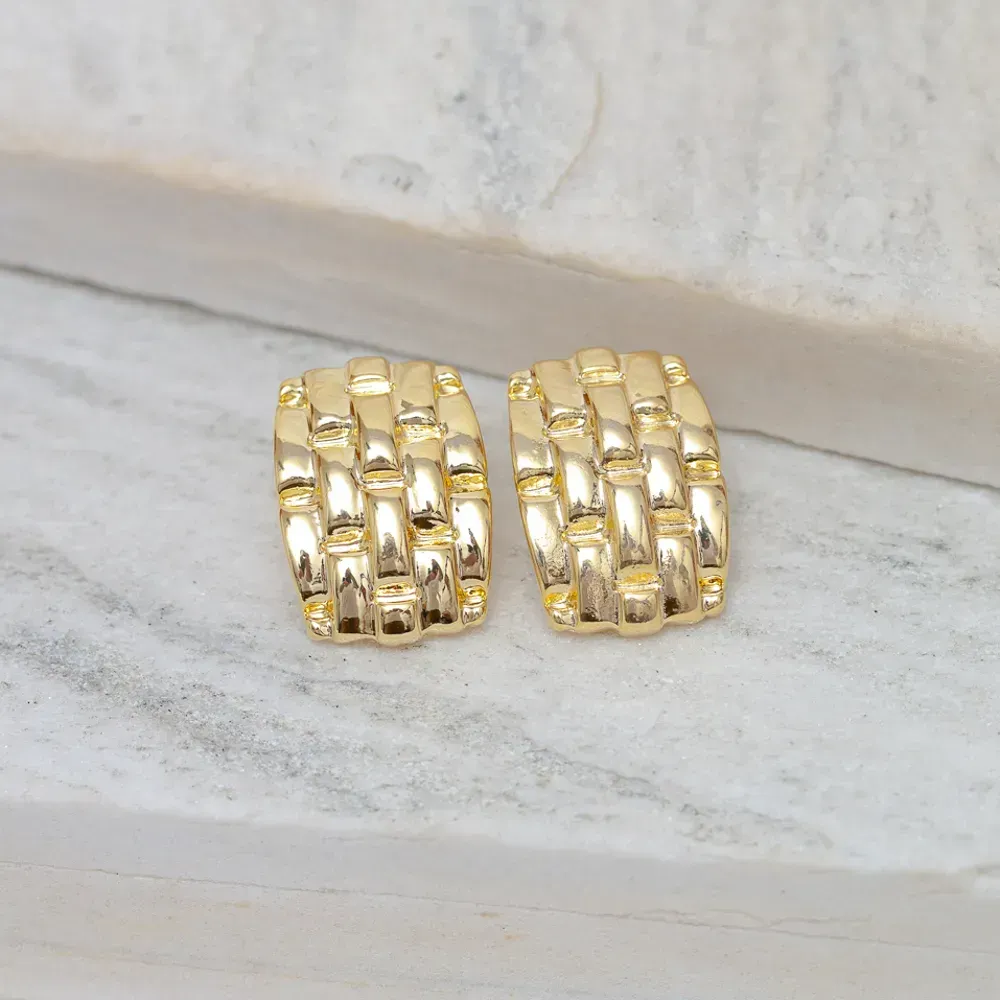 BRINCO RETANGULAR TRABALHADO BANHO OURO 18K