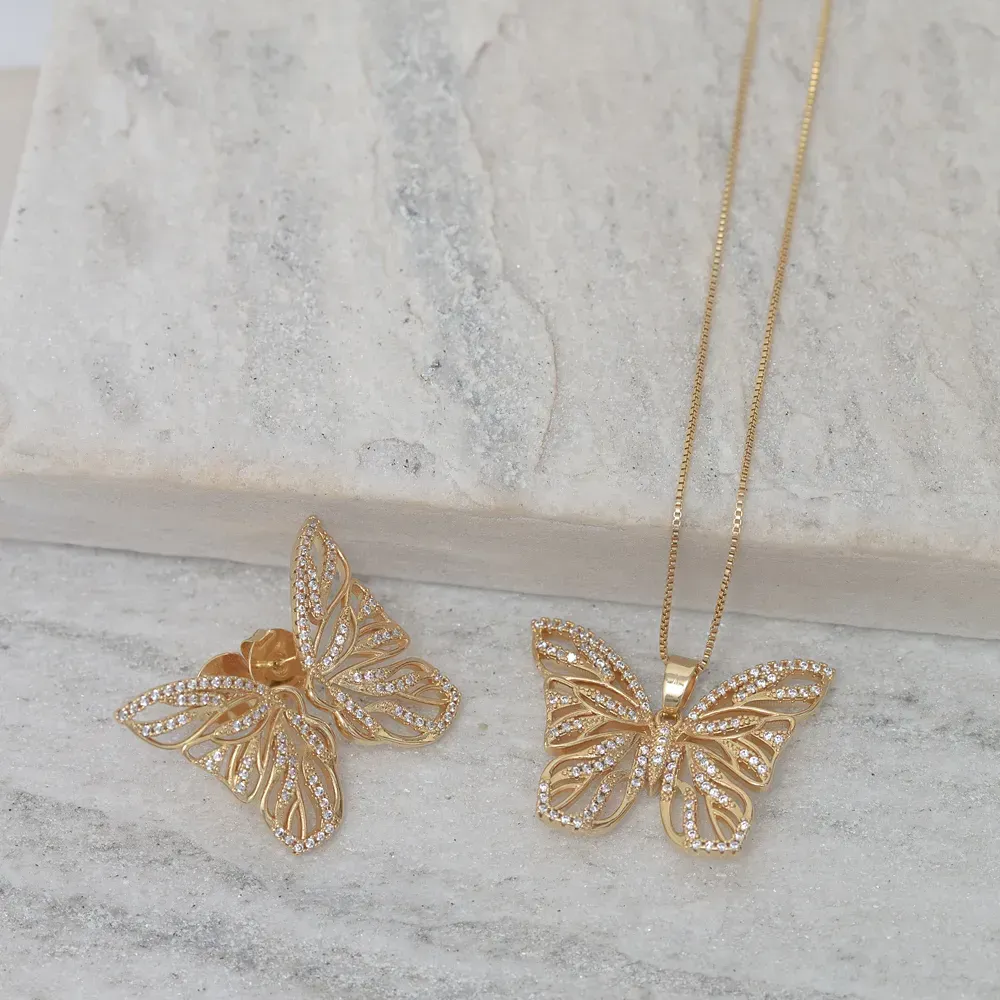 CONJUNTO BORBOLETA CRAVEJADA COM ZIRCÔNIAS CRSTAIS BANHO OURO 18K
