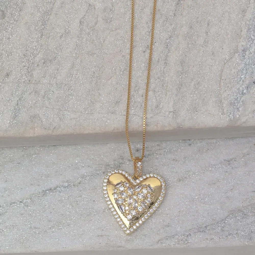 COLAR CORAÇÃO CRAVEJADO COM ZIRCÔNIAS CRISTAIS BANHO OURO 18K