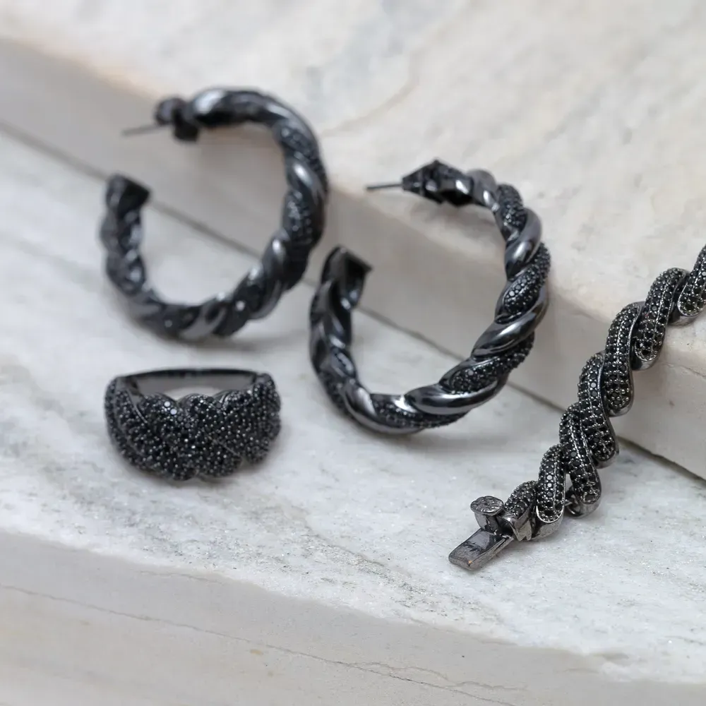 CONJUNTO BRINCO, ANEL E PULSEIRA COM ZIRCÔNIAS NEGRAS BANHO RÓDIO NEGRO