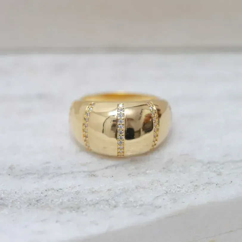 ANEL ABAULADO CRAVEJADO COM ZIRCÔNIAS CRISTAIS BANHO OURO 18K