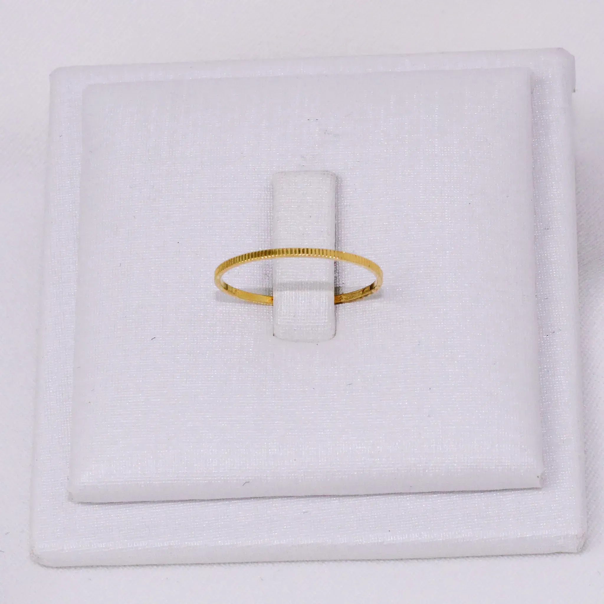 ANEL FINO DETALHE RISCADO BANHO OURO 18K