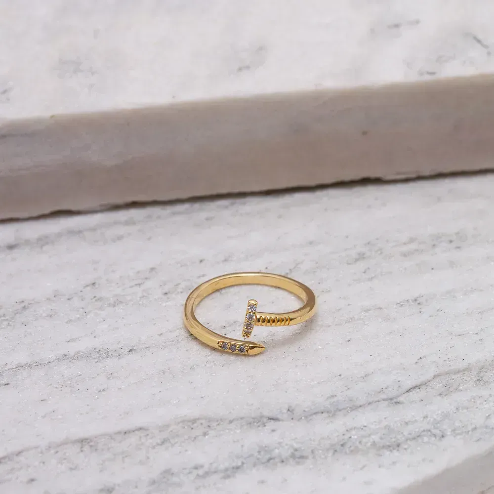 ANEL PREGO FINO COM ZIRCÔNIA BANHO OURO 18K