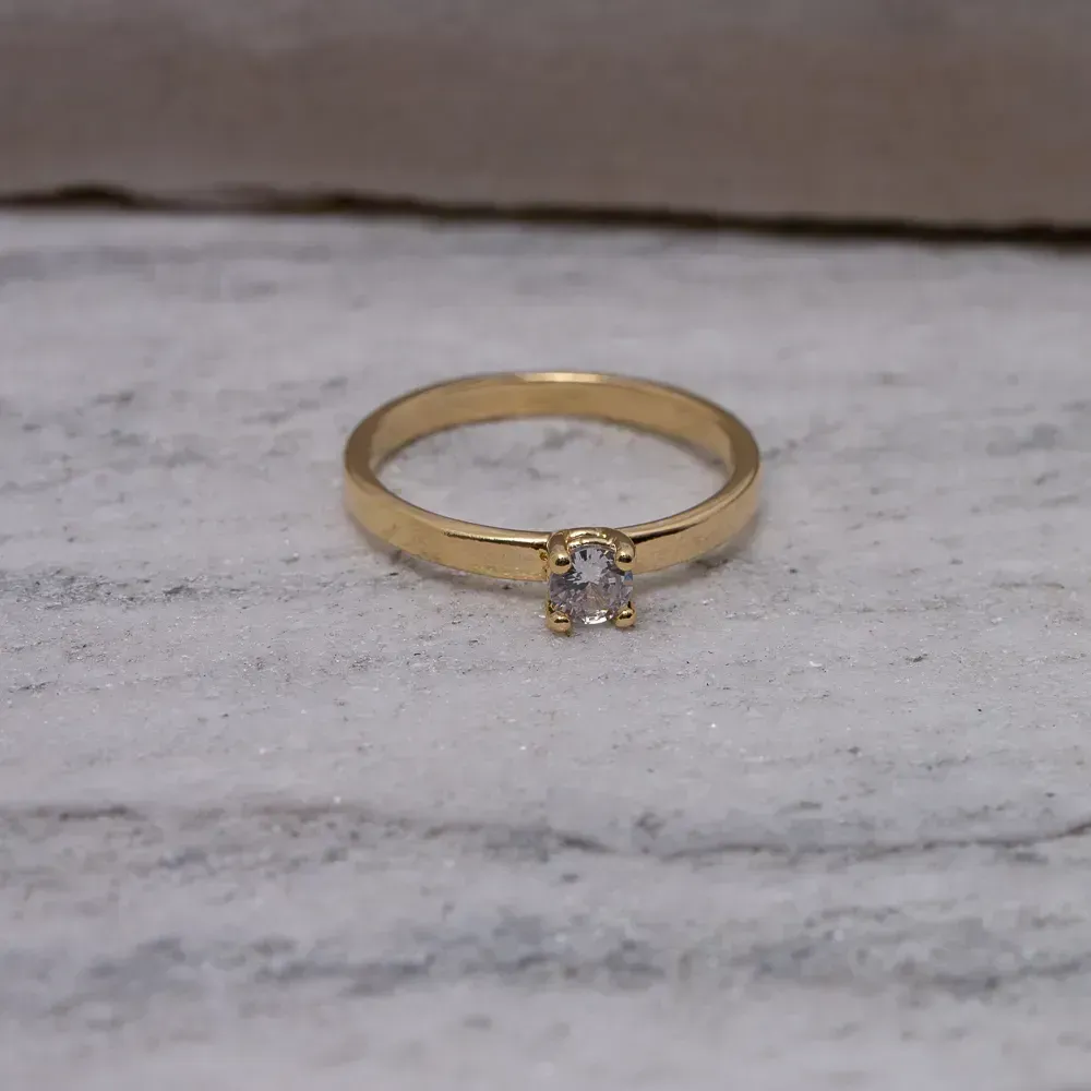 ANEL SOLITÁRIO QUADRADO 4 PONTOS COM ZIRCÔNIA BANHO OURO 18K