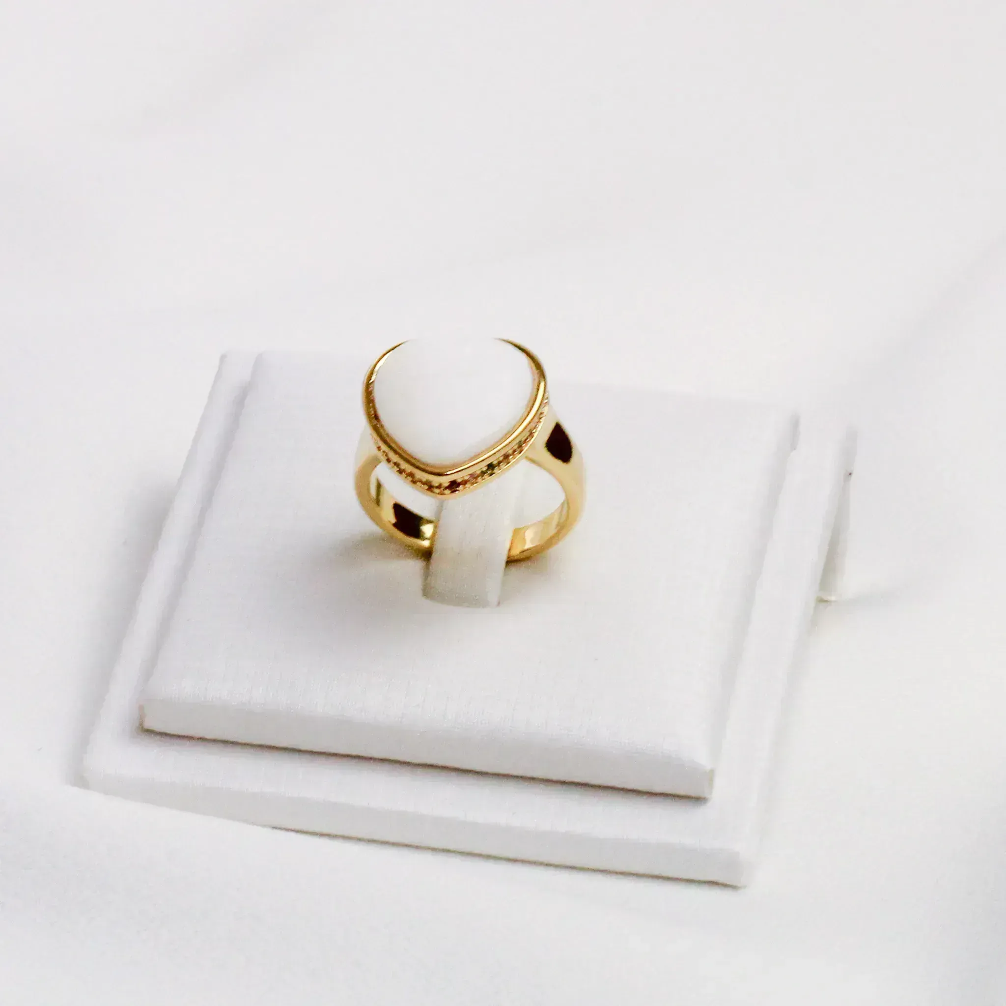 ANEL CORAÇÃO MADRE PÉROLA COM ZIRCÔNIAS CRISTAIS BANHO OURO 18K