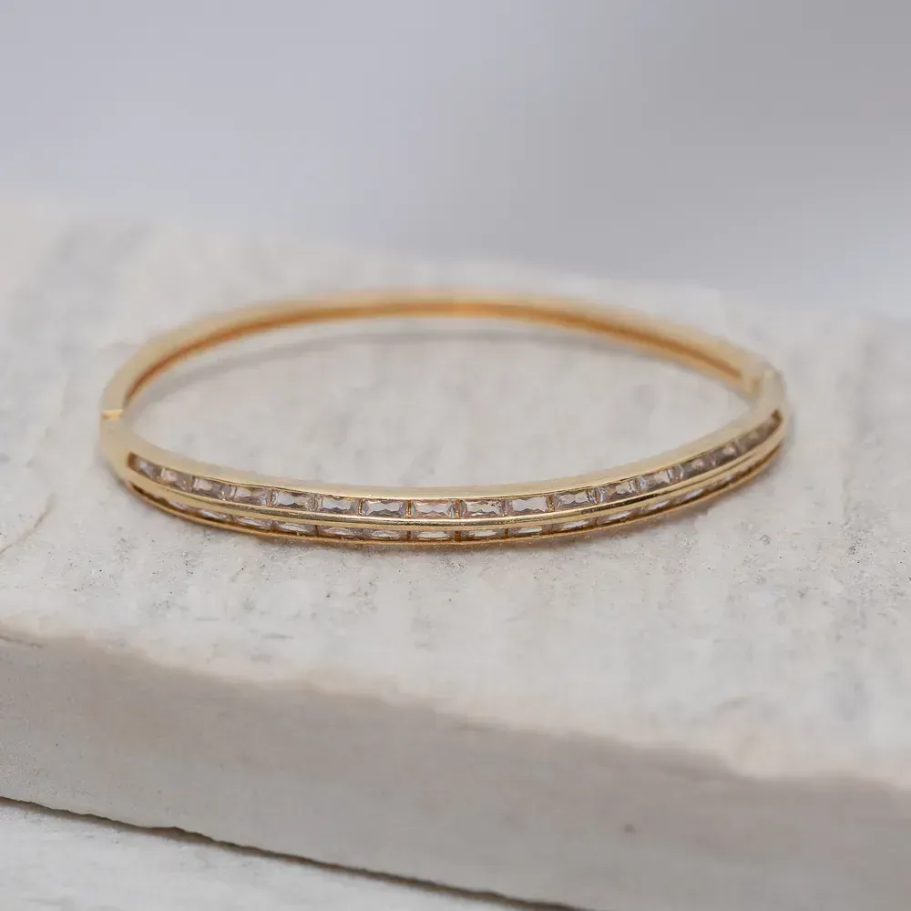 BRACELETE ABAULADO CRAVEJADO COM ZIRCÔNIAS CRISTAIS BANHO OURO 18K