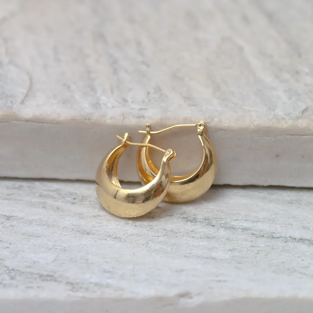 BRINCO ARGOLA ABAULADA FECHO JOIA BANHO OURO 18K